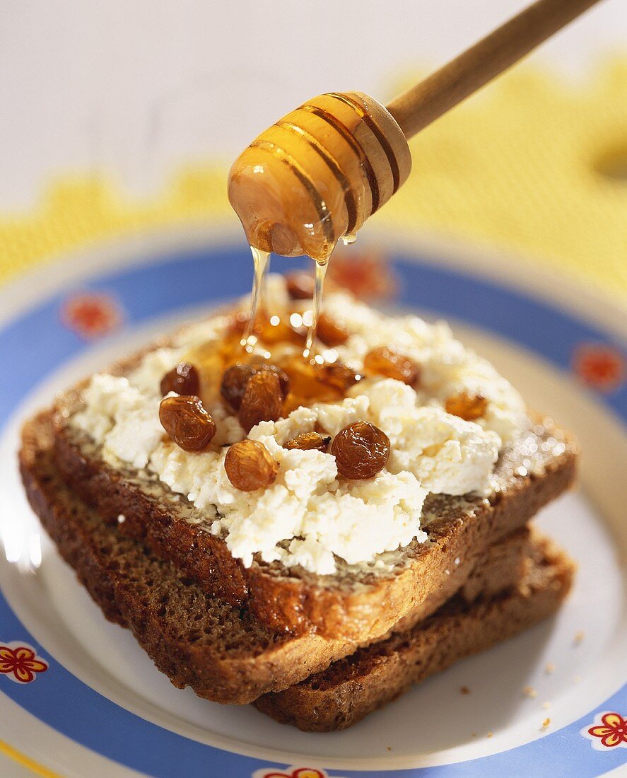 Cottage cheese, raisins and honey on wholemeal bread
