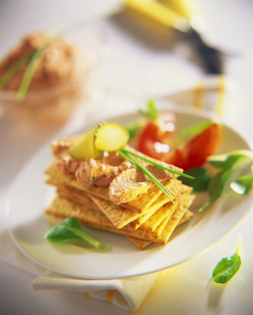 Cracker mit Räucherfischcreme