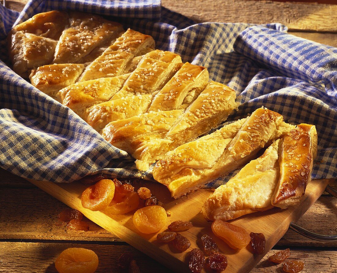 Filled yeast cake with dried apricots and raisins