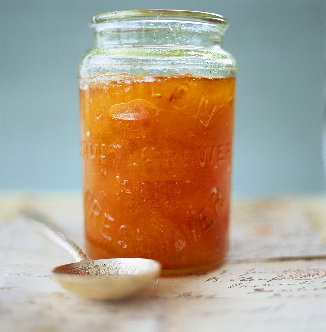 Aprikosenmarmelade im Glas