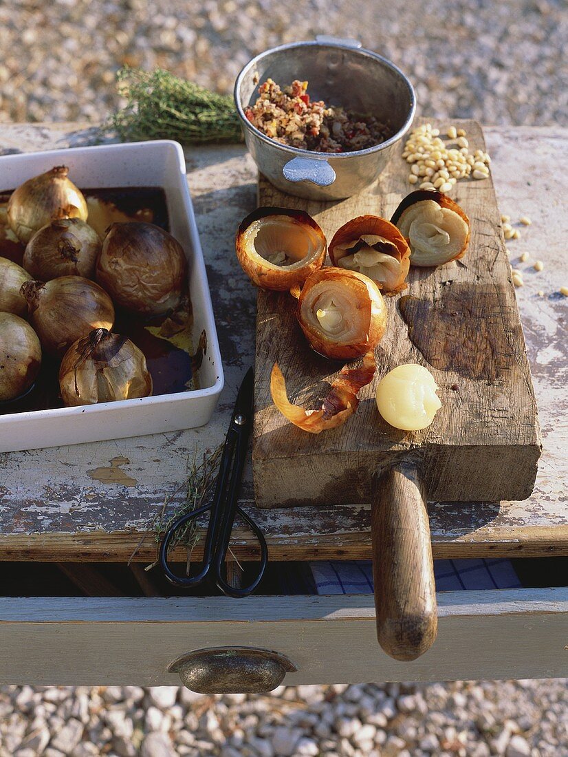 Oignons farcis (Zwiebeln mit Schweinfleischfüllung)