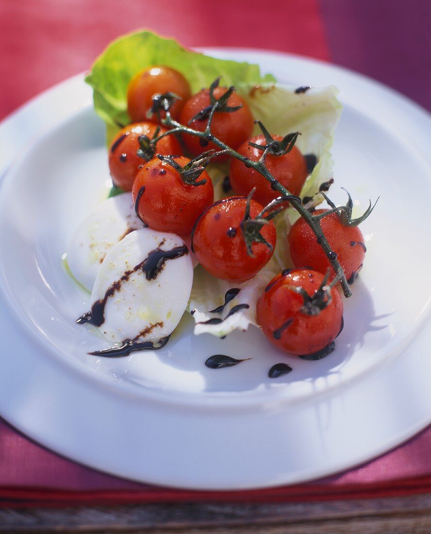 Gegrillte Cocktailtomaten mit Mozzarella und Balsamico