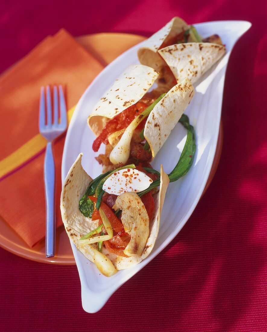 Paprika-Hähnchen-Pfanne im Tortillafladen