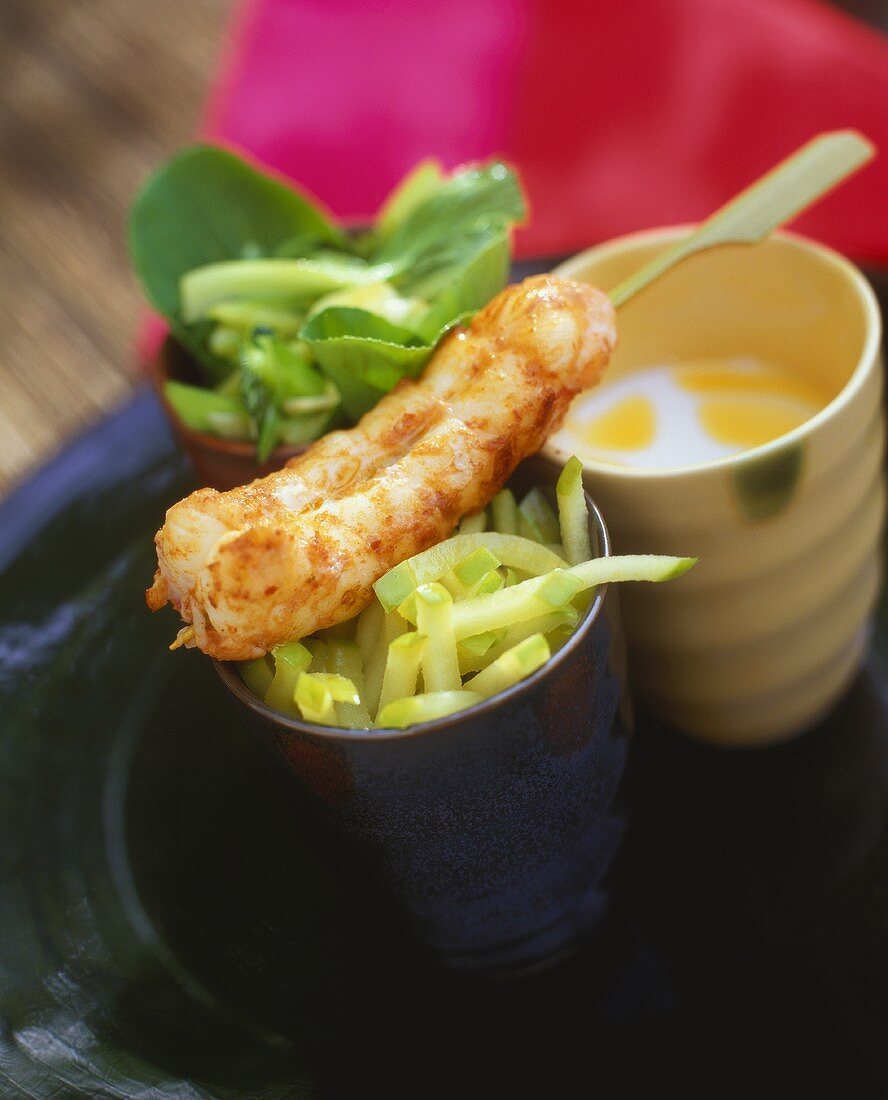 Scampo mit roter Currypaste und gebratenen Apfel-Julienne