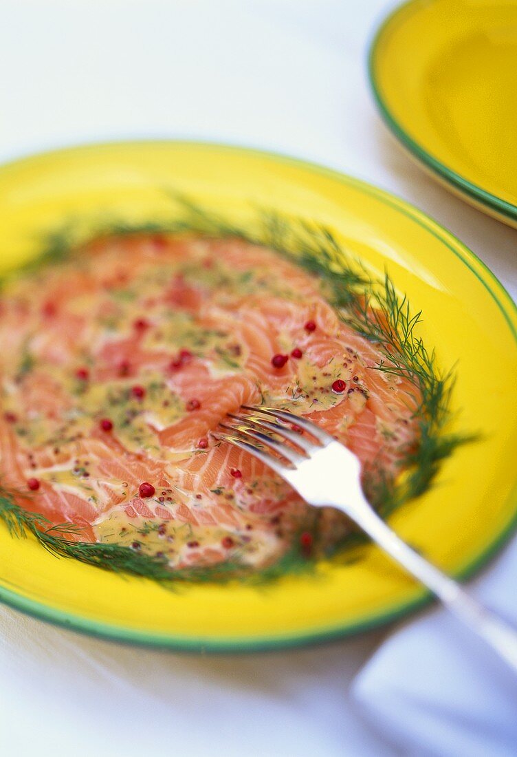 Salmon carpaccio with dill and red peppercorns