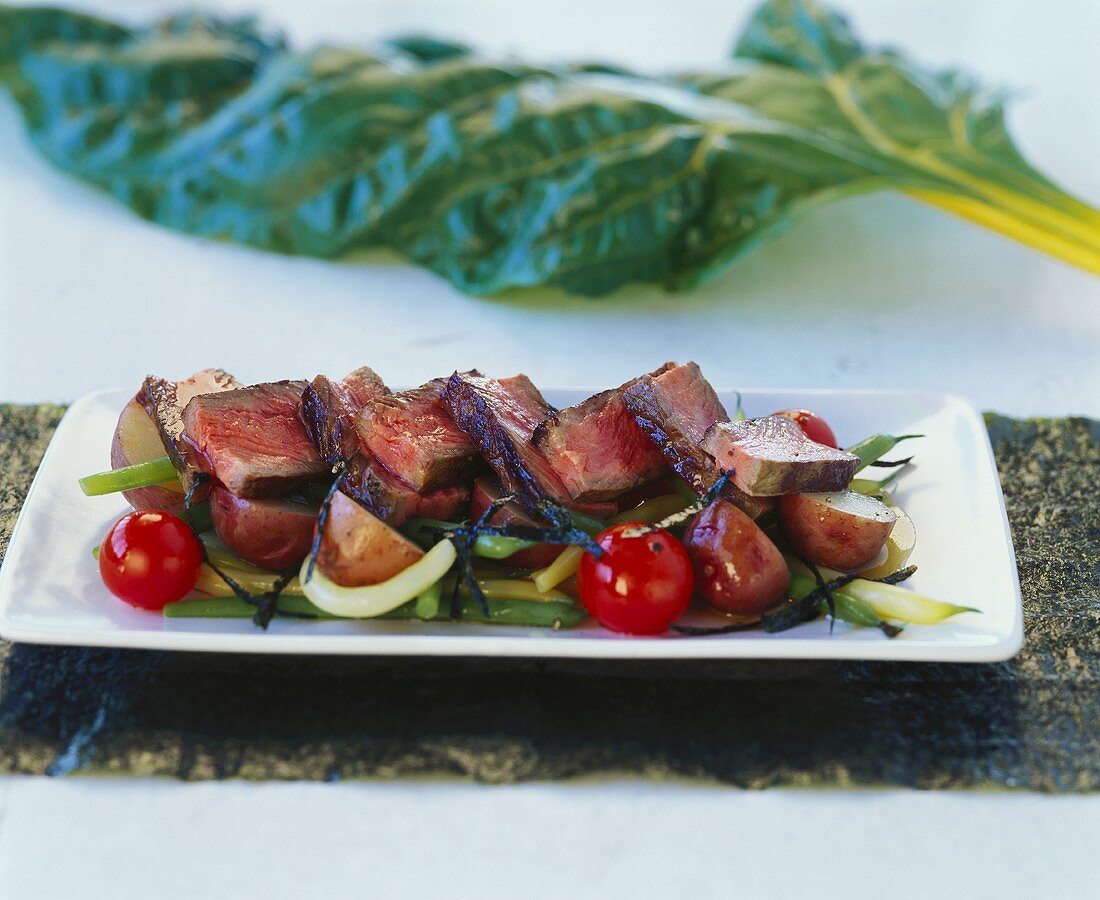 Lauwarmer Kartoffel-Gemüse-Salat mit Rindersteak