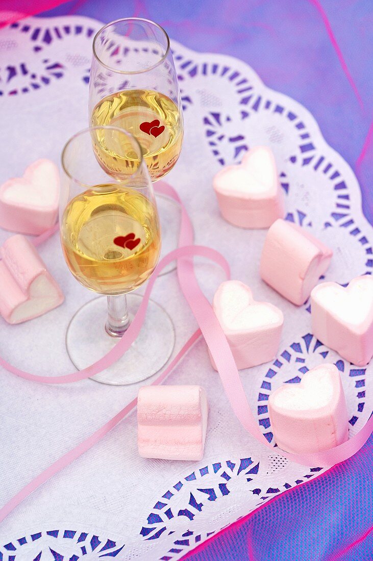 Zwei Gläser Sekt und Marshmallow-Herzen zum Valentinstag