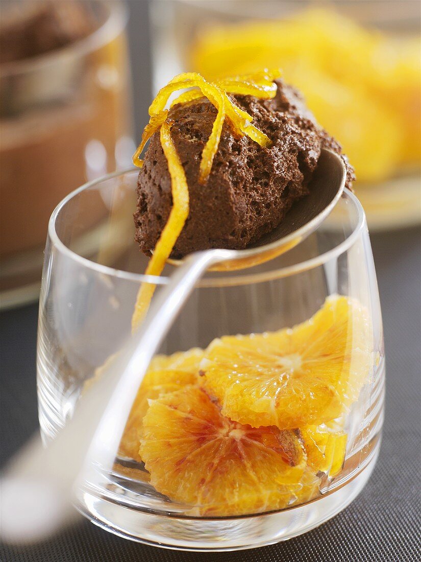 Mousse au chocolat mit Orangen