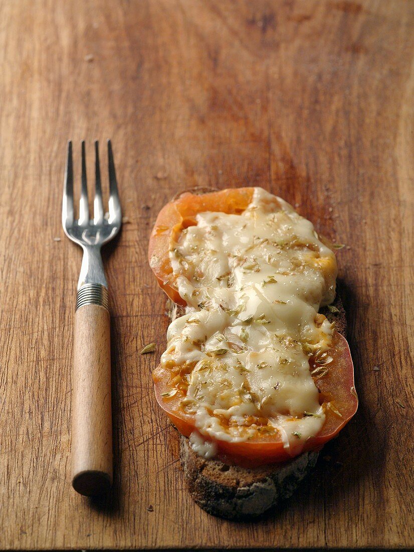 Bauernbrot mit Tomatenscheiben und Käse überbacken