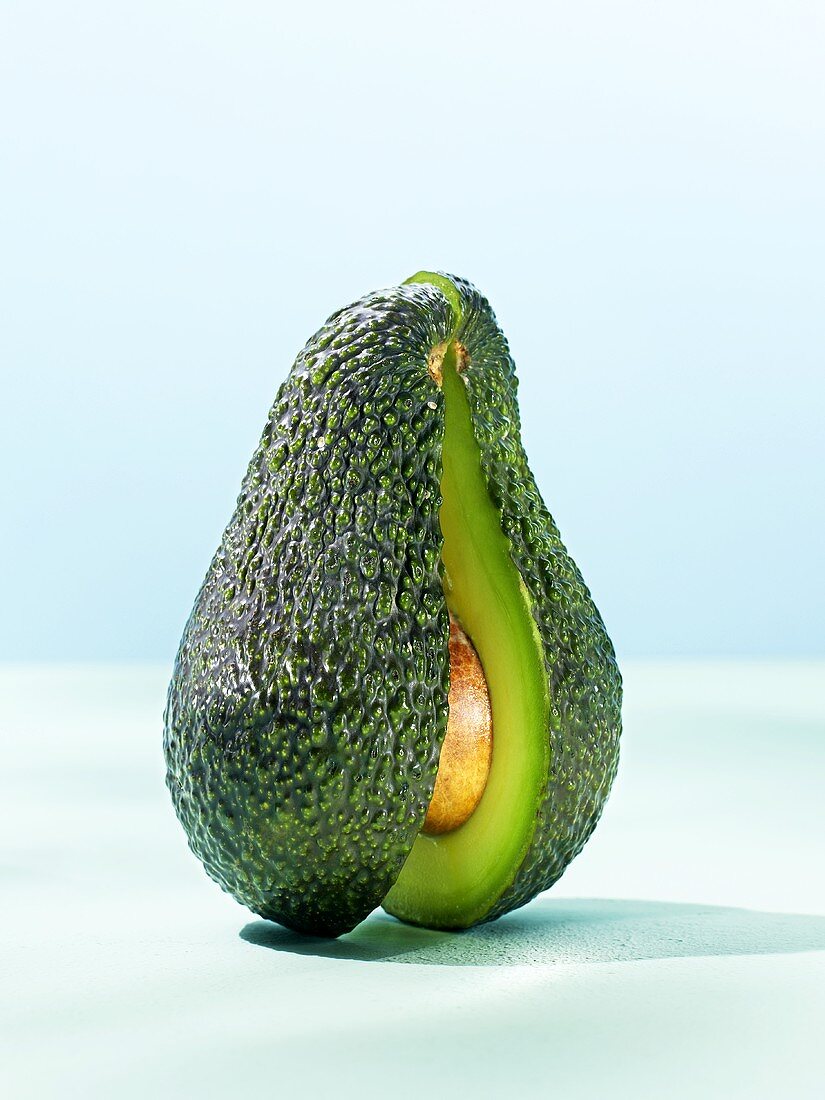 Eine halbierte Avocado