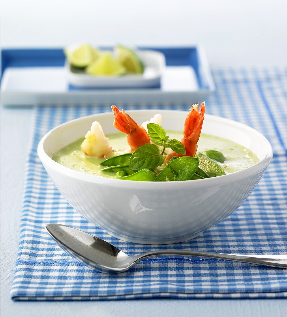 Erbsenschaumsuppe mit Garnelen