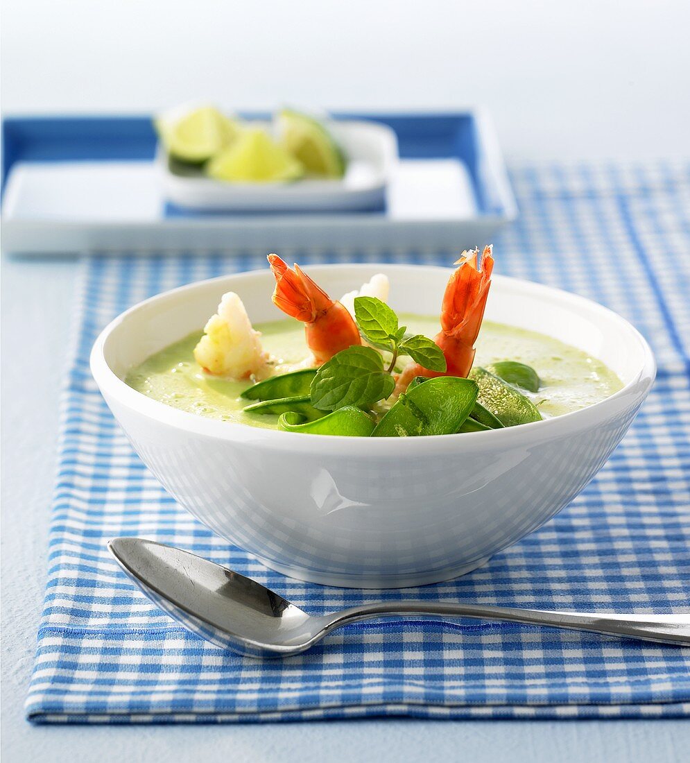 Frothy pea soup with shrimps