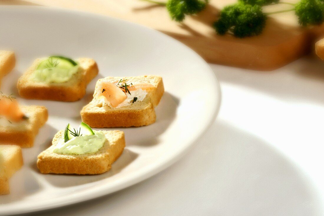 Mini-Toast-Häppchen mit Räucherlachs und … – Bilder kaufen – 317359 ...