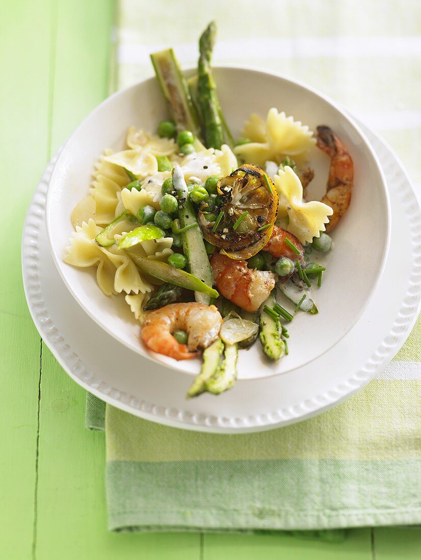 Farfalle with green asparagus and prawns