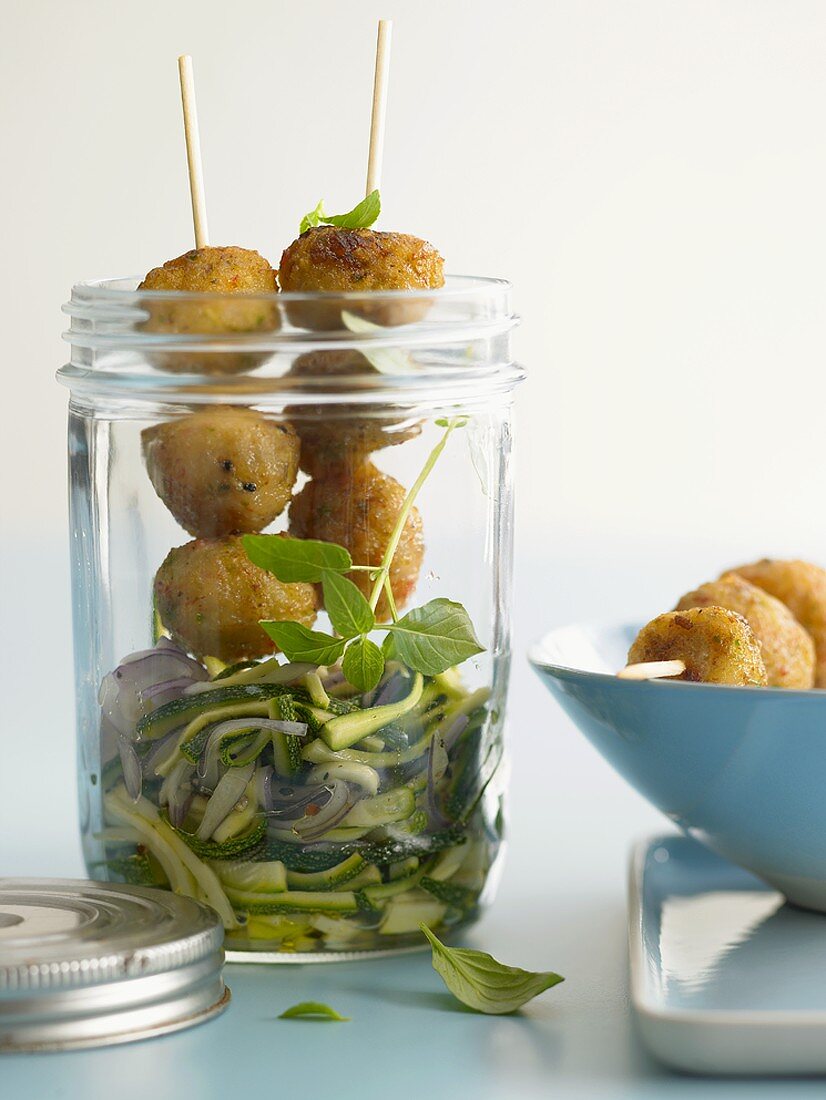 Garnelenbällchen mit Zucchinisalat