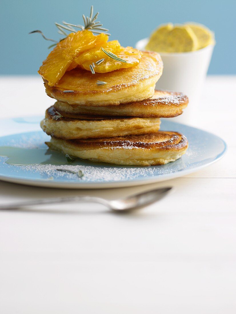 Pancakes mit Orangenscheiben und Ahornsirup