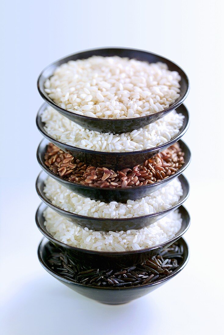 Verschiedene Reissorten in gestapelten Schälchen