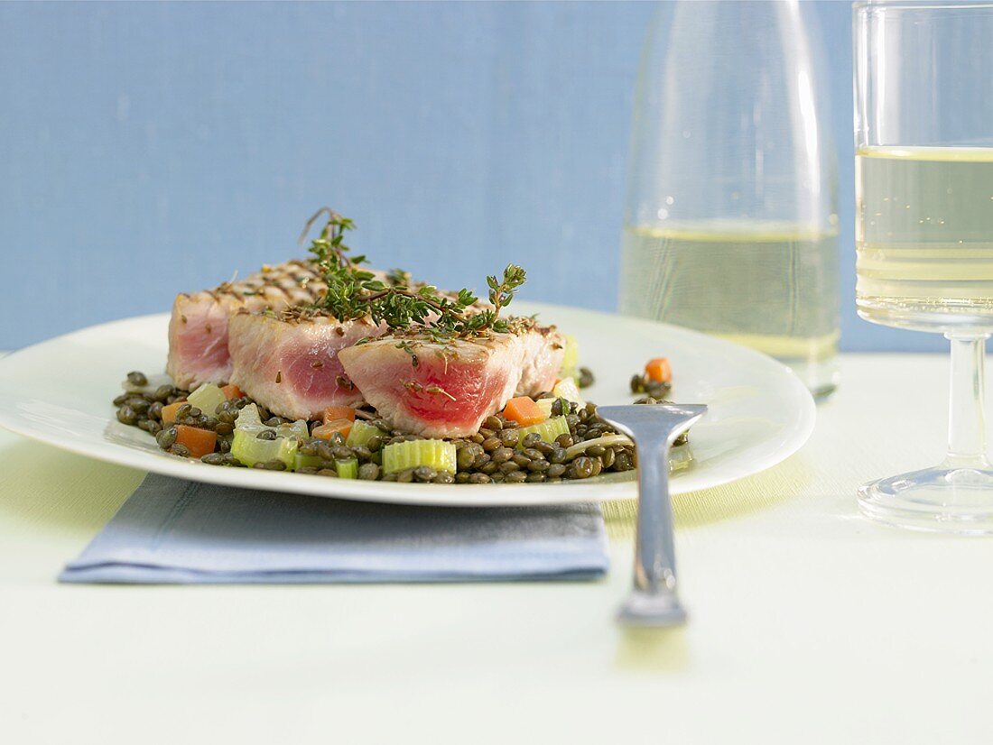 Fried tuna with lentils