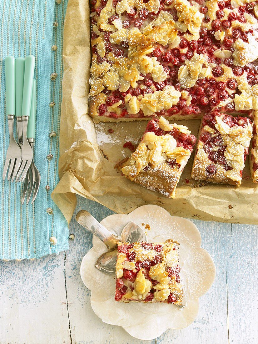 Johannisbeerkuchen mit karamellisierten Mandeln