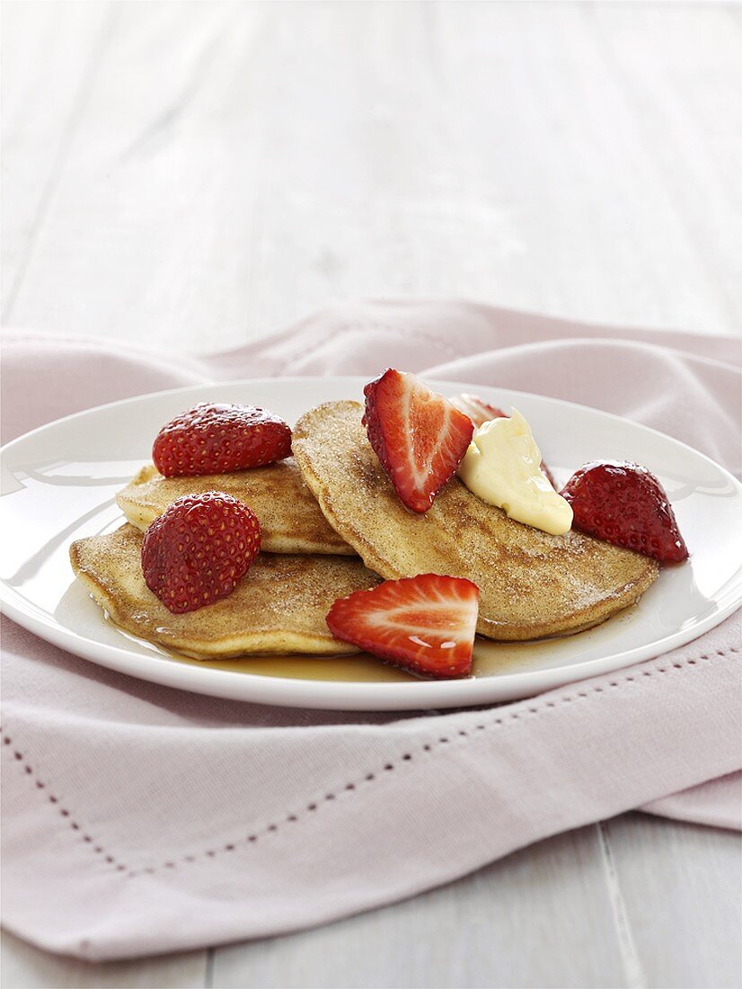 Pancakes mit Erdbeeren und Zimt