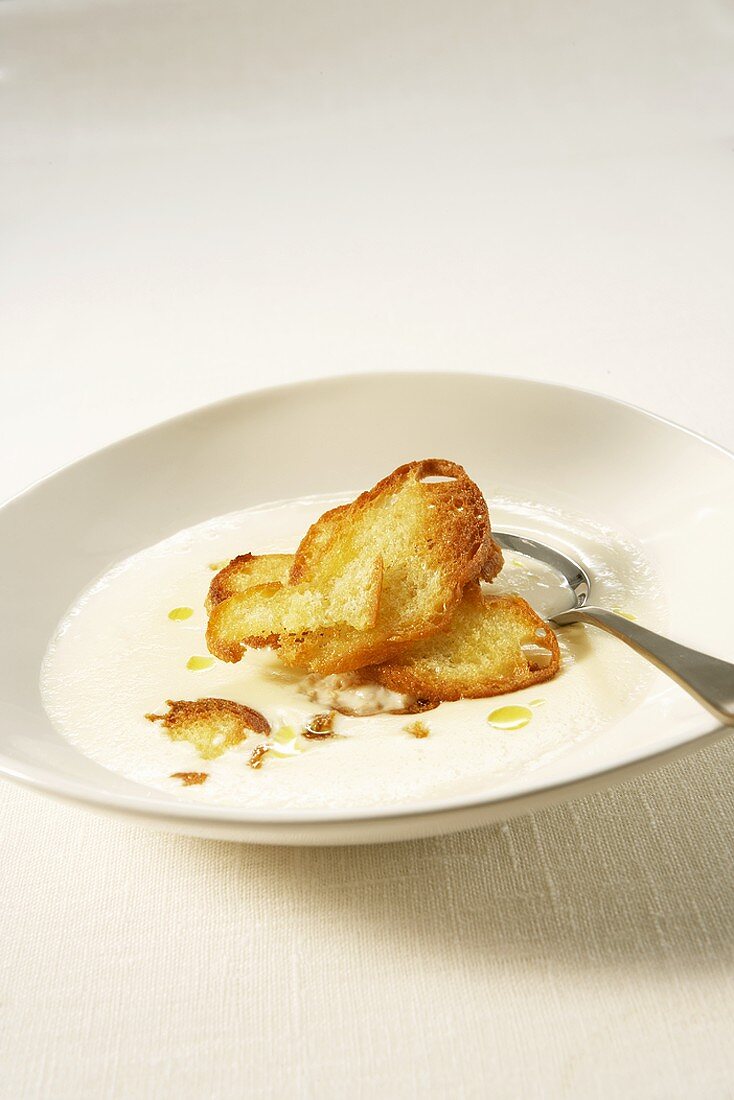 Sämige Hühnersuppe mit Crème Fraîche