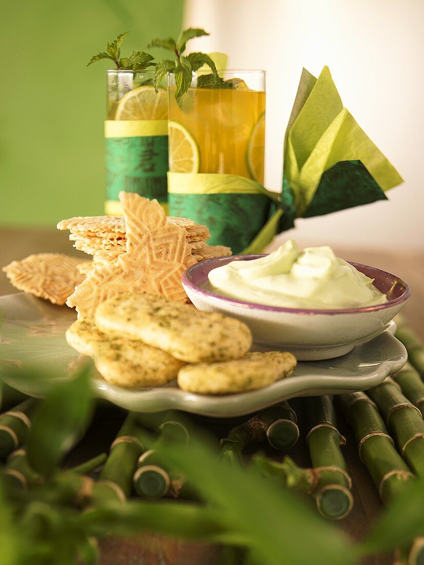 Asiatische Cracker mit Wasabi-Dip und Cocktail