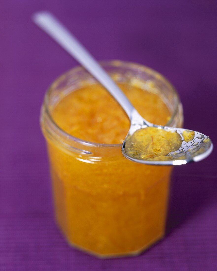 Orangenmarmelade im Glas mit Löffel
