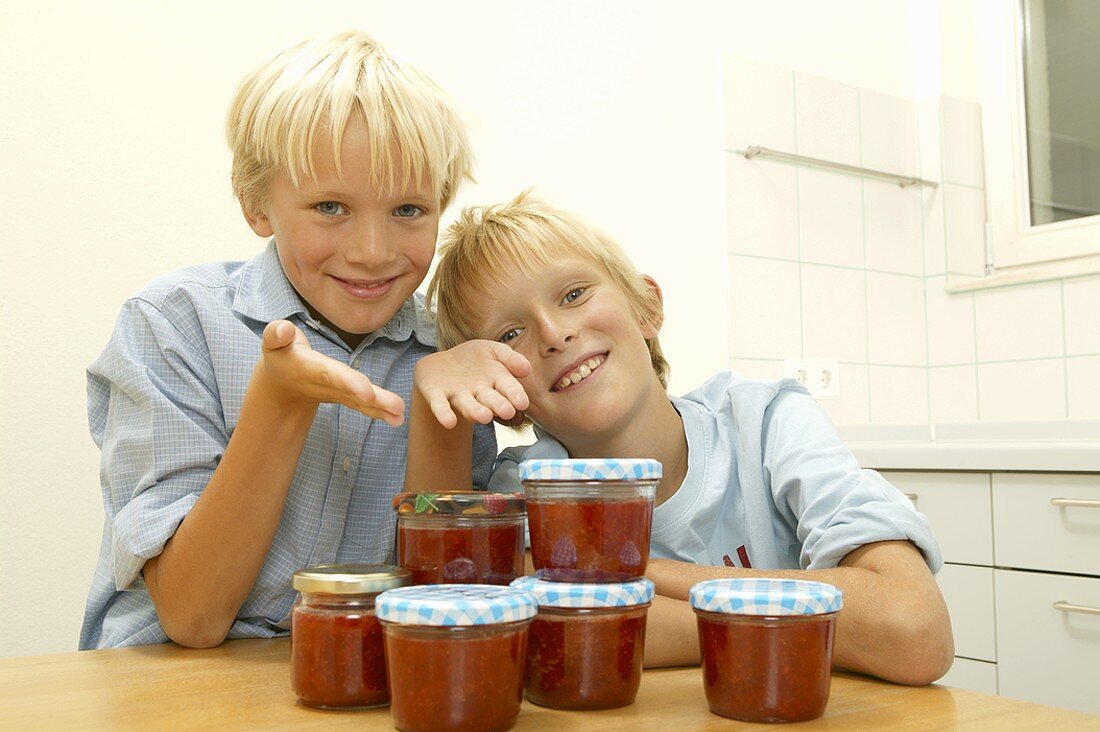 Zwei Blonde Jungs mit selbstgemachter Erdbeermarmelade