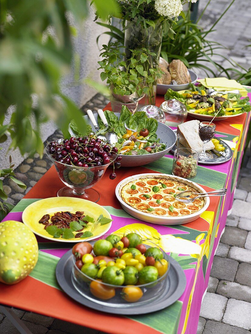 Buffet mit verschiedenen Tomatengerichten