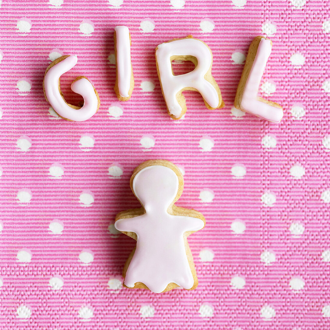 Gebackene Buchstaben 'Girl' und Figur auf einer Serviette
