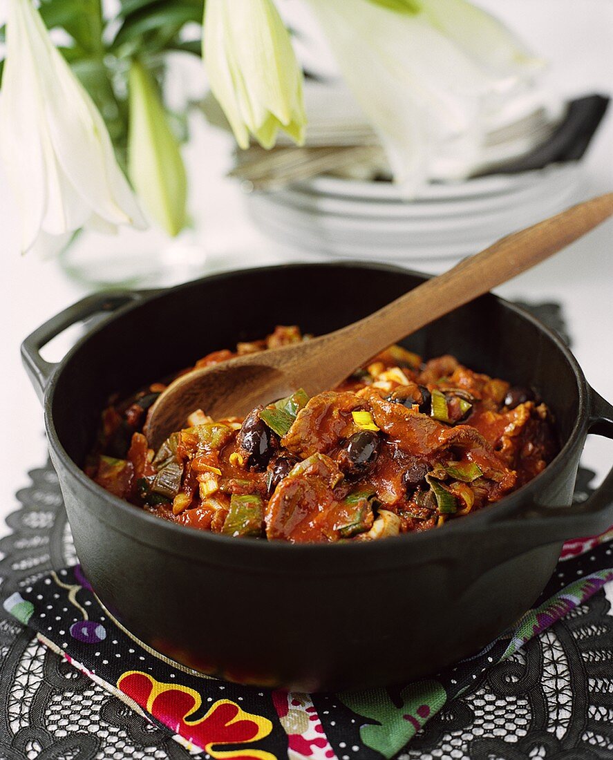 Beef in tomato and vegetable sauce