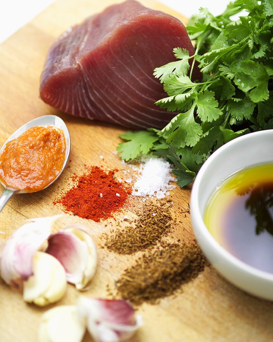 Thunfisch mit verschieden Zutaten zum Würzen