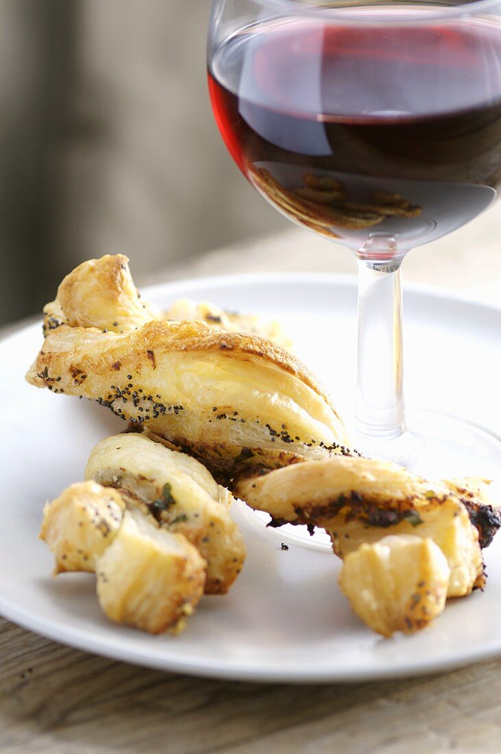 Spicy cheese straws with red wine