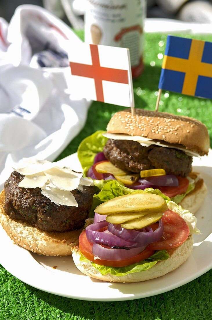 Gegrillte Burger mit Gurken und Salat