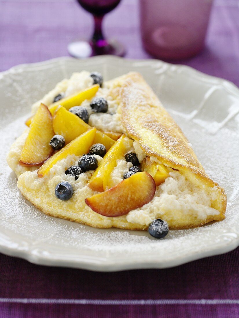 Schaumomelett mit Heidelbeeren und Pfirsichen