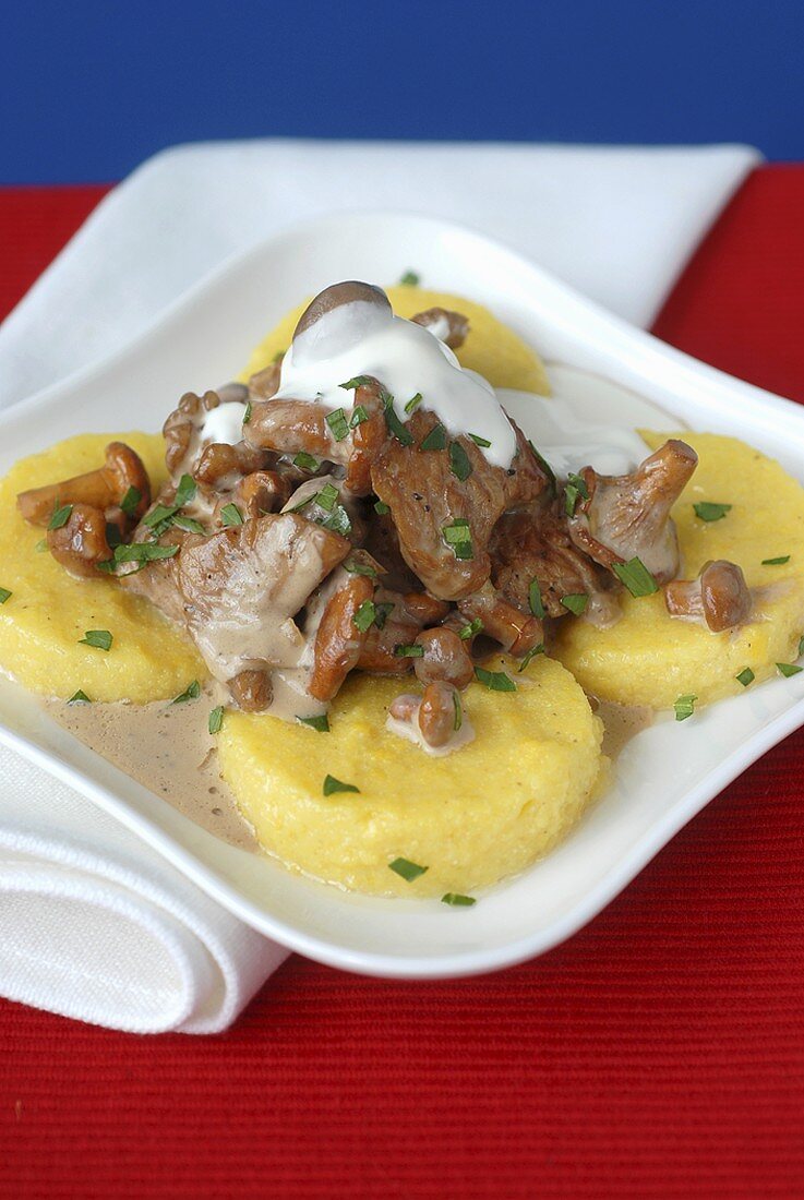 Putengulasch mit Pilzen auf Polenta