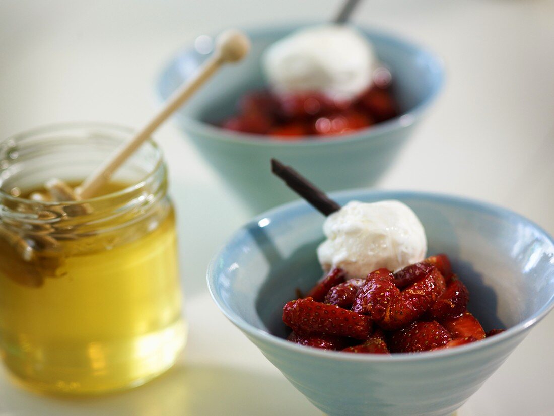 Honig-Erdbeeren mit Vanilleeis