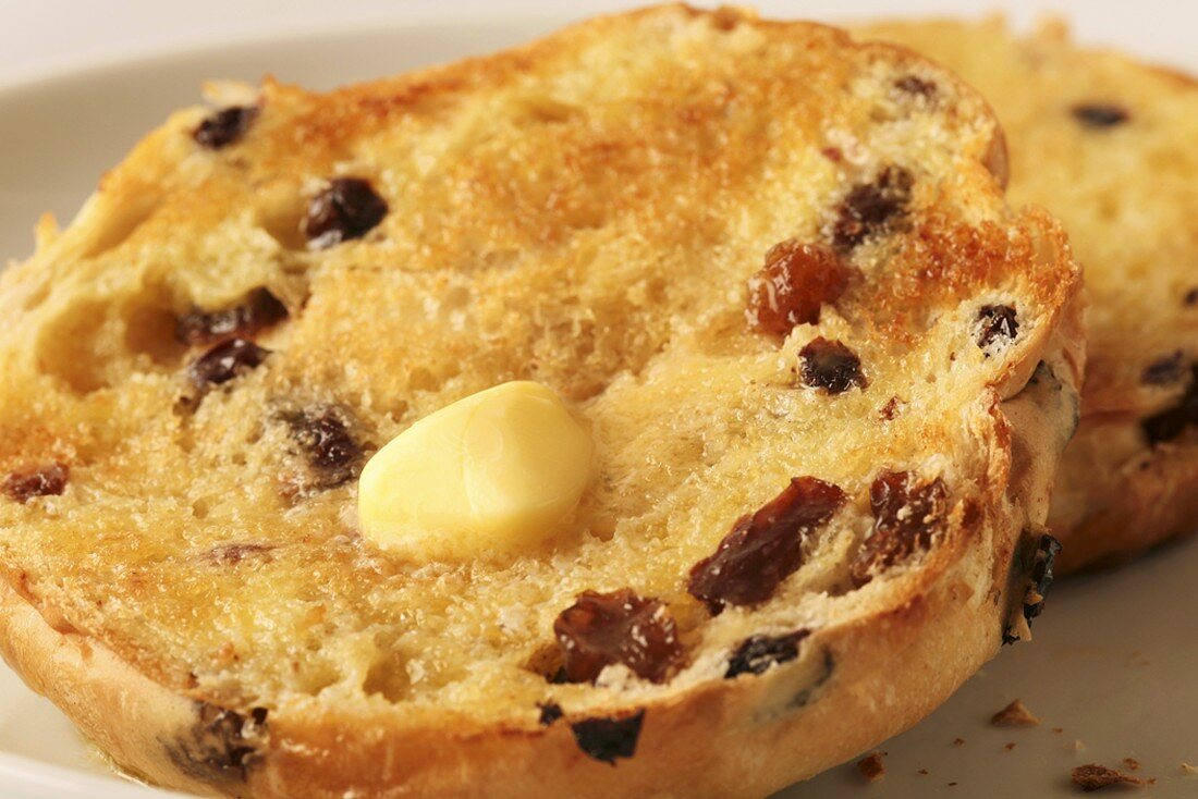 Getoastetes Rosinenbrötchen mit Butter