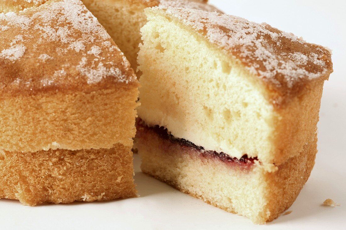 Ein angeschnittener Victoria Sponge Cake
