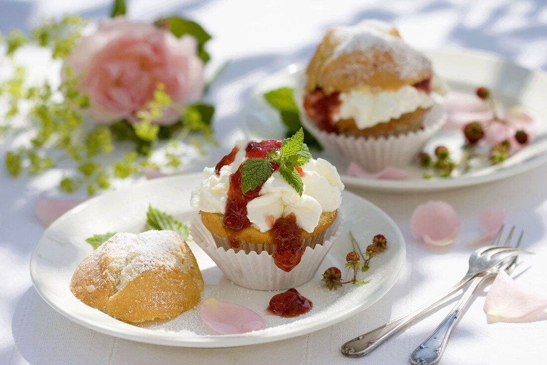 Muffin mit Sahne und Erdbeermarmelade