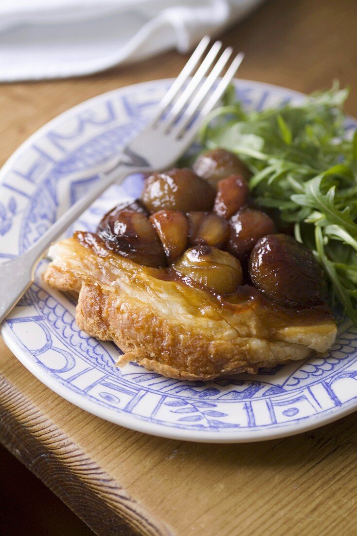 Ein Stück Schalotten Tarte Tatin