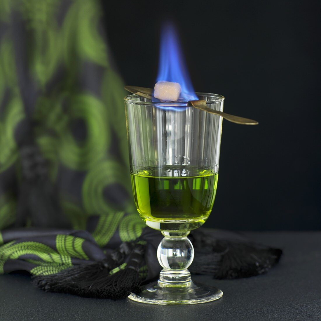 Absinth mit brennendem Zuckerwürfel