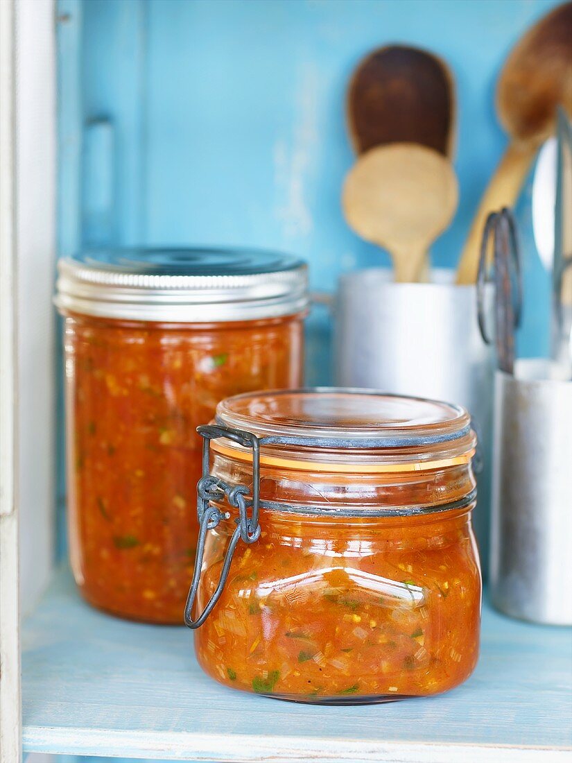 Selbstgemachte Tomatensauce in Einmachgläsern