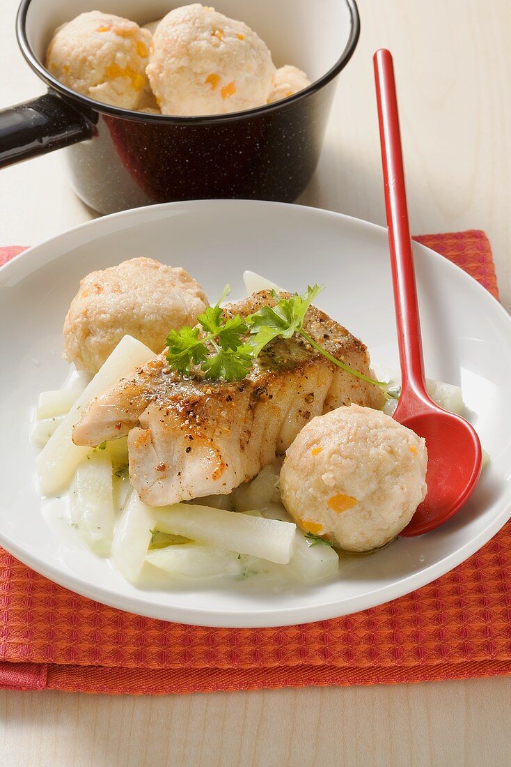Coalfish fillet with creamy kohlrabi and semolina dumplings