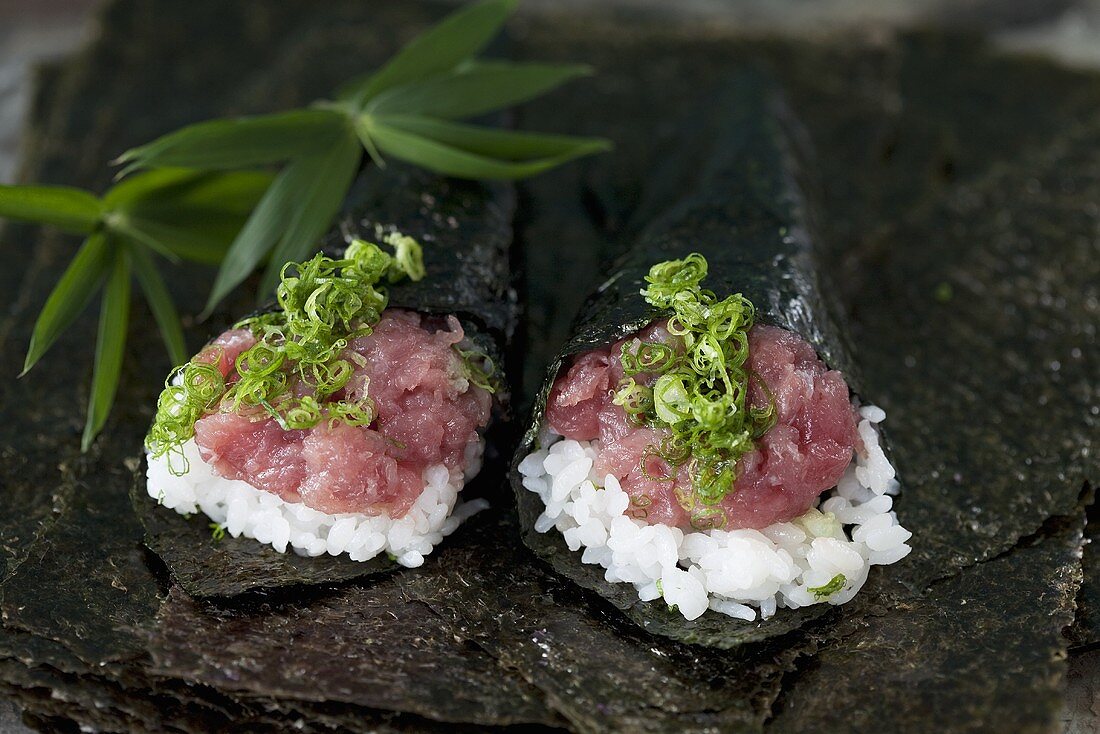 Sushi rolls with tuna and 'negi' (Japanese spring onions)