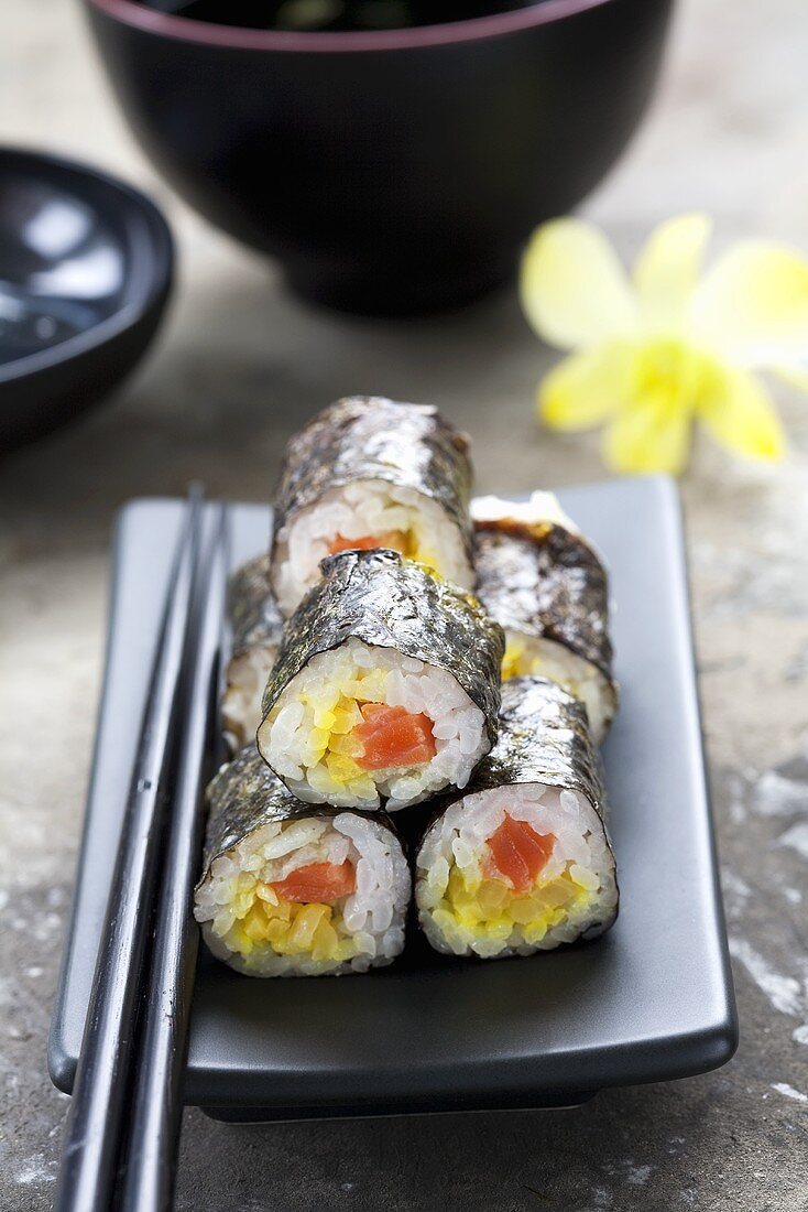 Maki-Sushi mit Lachs und Kürbis (Sake und Kampio), Japan