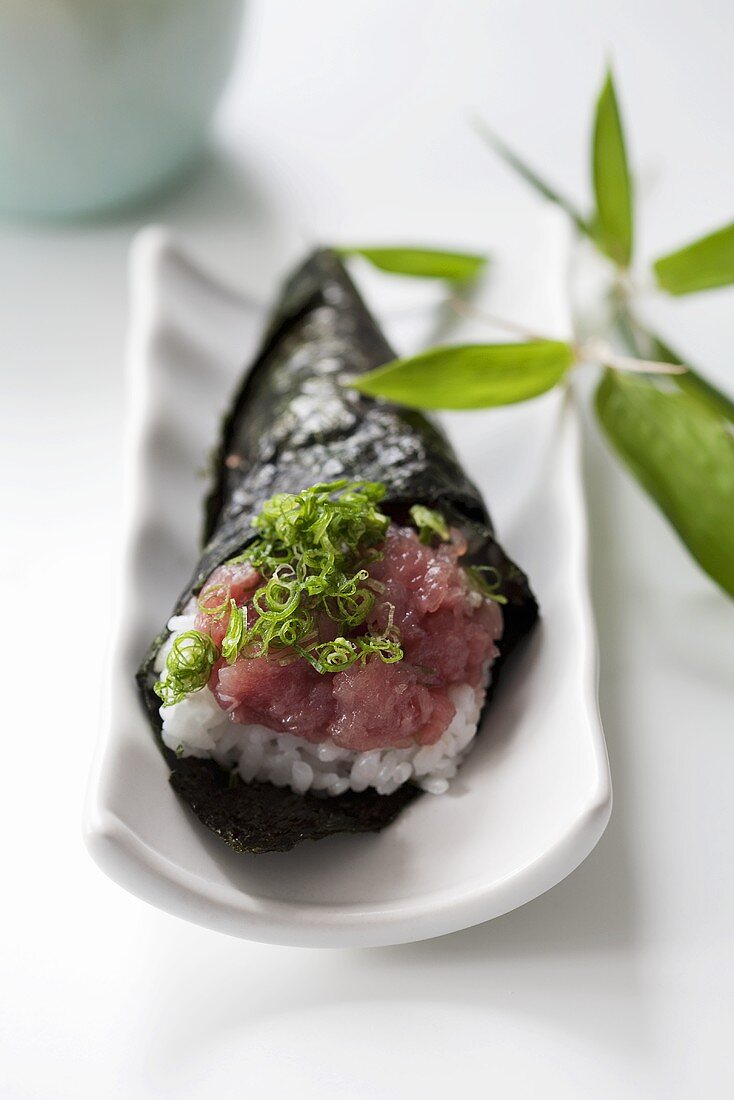 Sushi-Rolle mit Thunfisch und Negi (japanische Lauchröllchen)