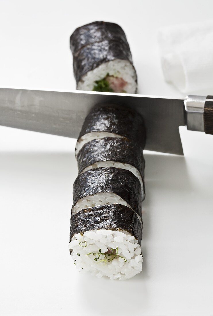 Sushi-Rolle zu Maki-Sushi schneiden
