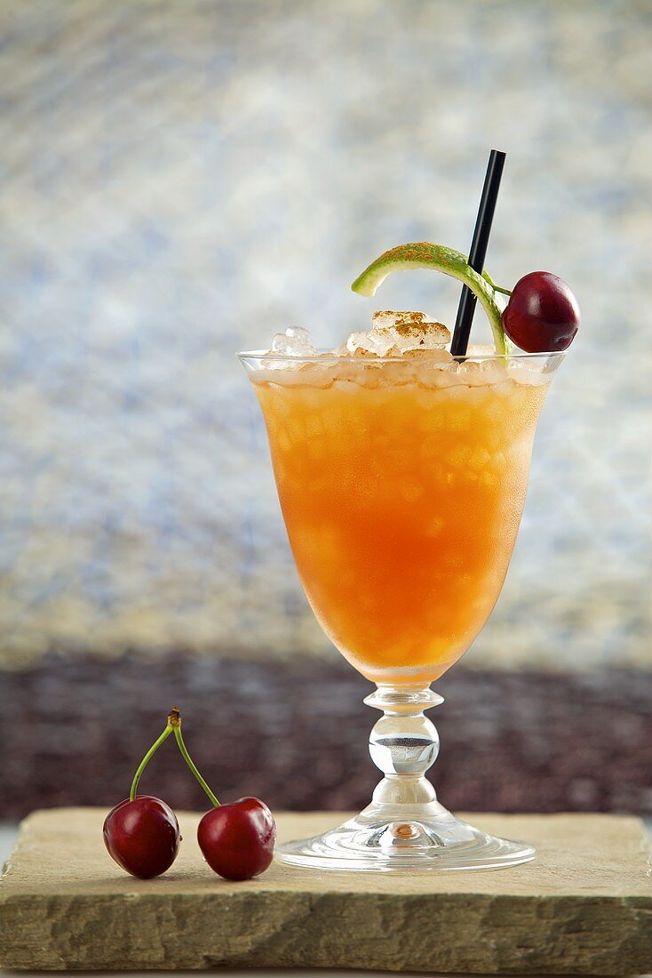Aperol-Cocktail (Aperol, Limettensaft, Maracujapüree, Apfelsaft, Cranberrysaft und Zimt)