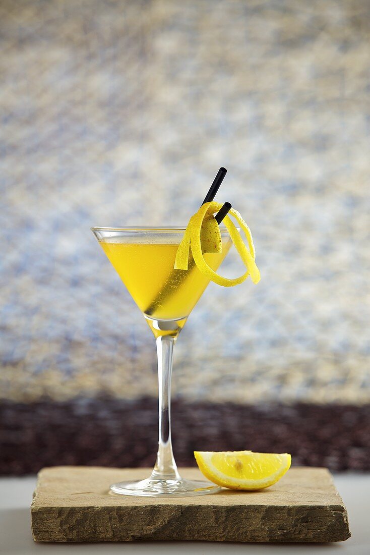Gelber Cocktail (Rum, Martini, Maracujasirup, Zitronensaft, Ginger Ale)